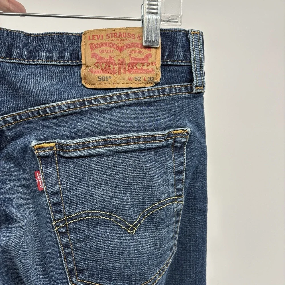 Levi's 501 Jeans Blue Medium Wash Straight Leg Button Fly Men 32X32 Fits (32X31)